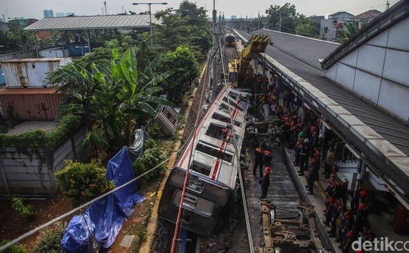 evakuasi-krl-ringsek-di-bekasi-ditarget-tuntas-hari-ini-1777372820045_169